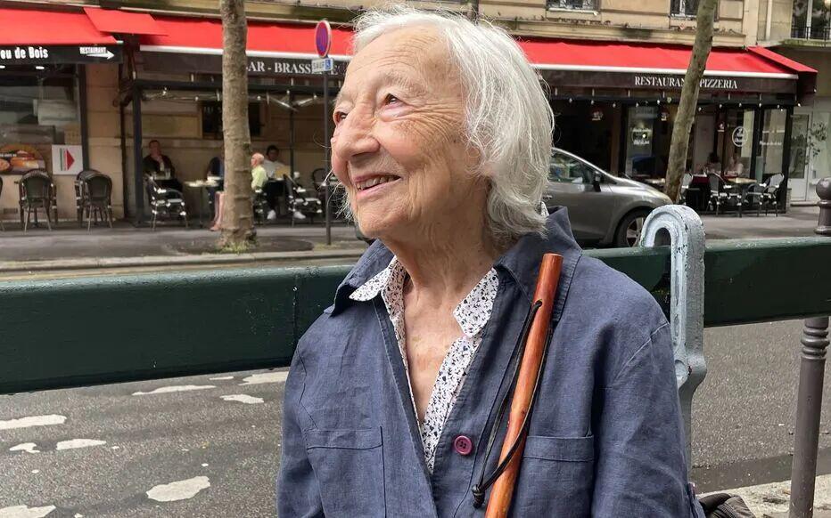 乐鱼官方网站-巴黎街头一群足球流氓围着90岁老奶？看似惊险其实很暖！